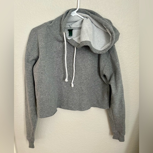 Like New Wild Fable Women's Gray Cropped Hoodie Sweatshirt Raw Hem Pullover - Picture 4 of 4
